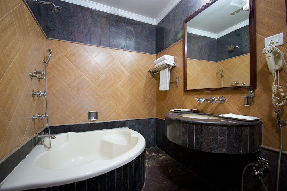 Hotel Sunstar Grand Delhi  Eksteriør billede