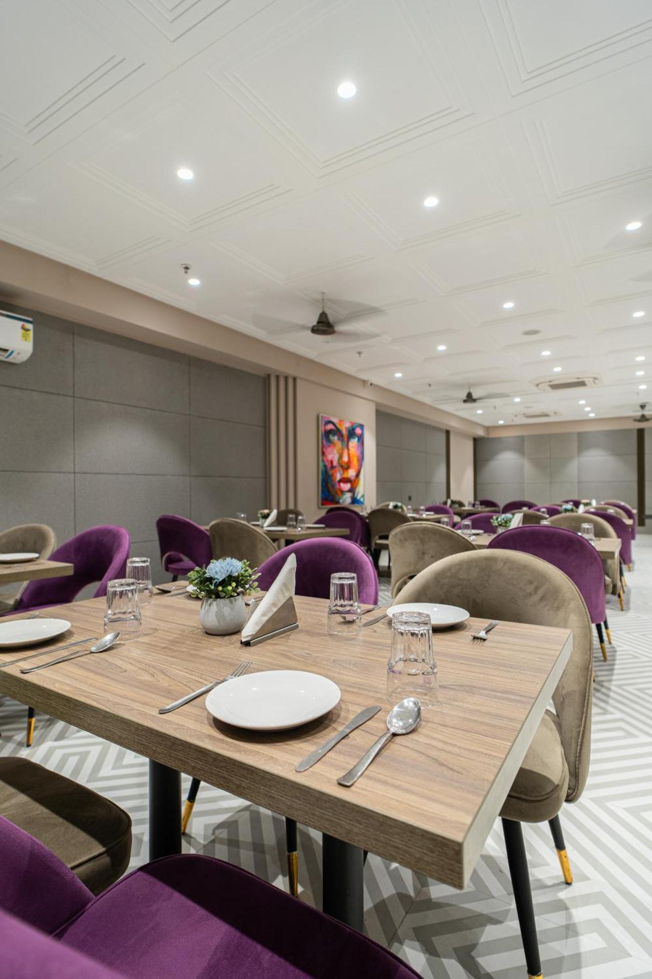 Hotel Sunstar Grand Delhi  Eksteriør billede