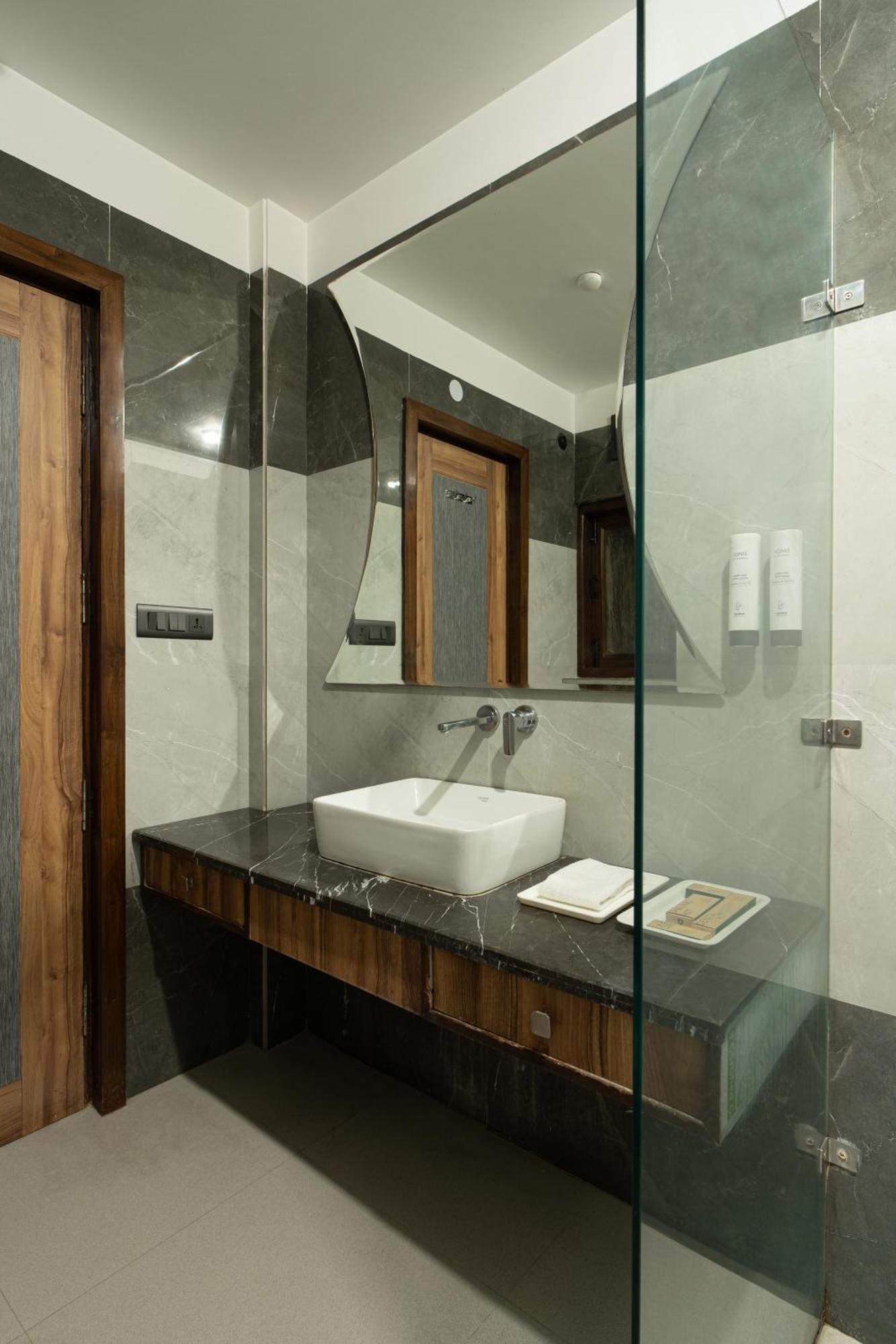 Hotel Sunstar Grand Delhi  Eksteriør billede