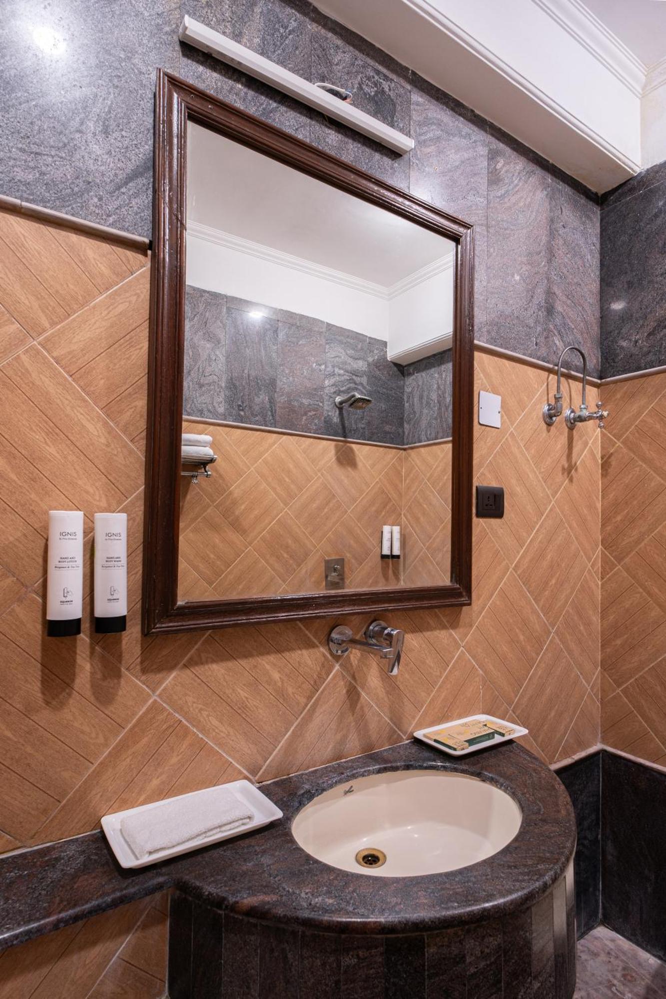 Hotel Sunstar Grand Delhi  Eksteriør billede