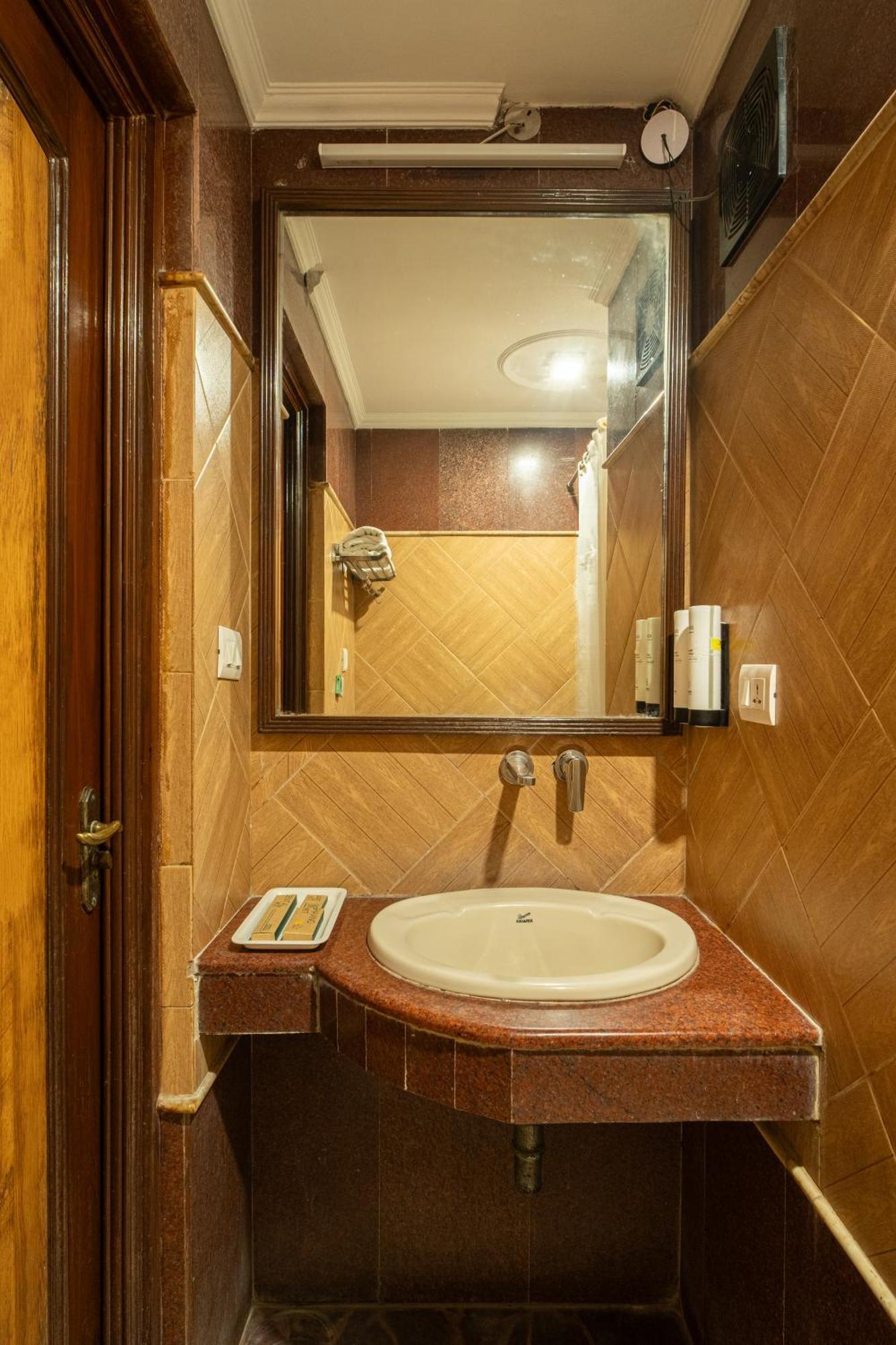 Hotel Sunstar Grand Delhi  Eksteriør billede