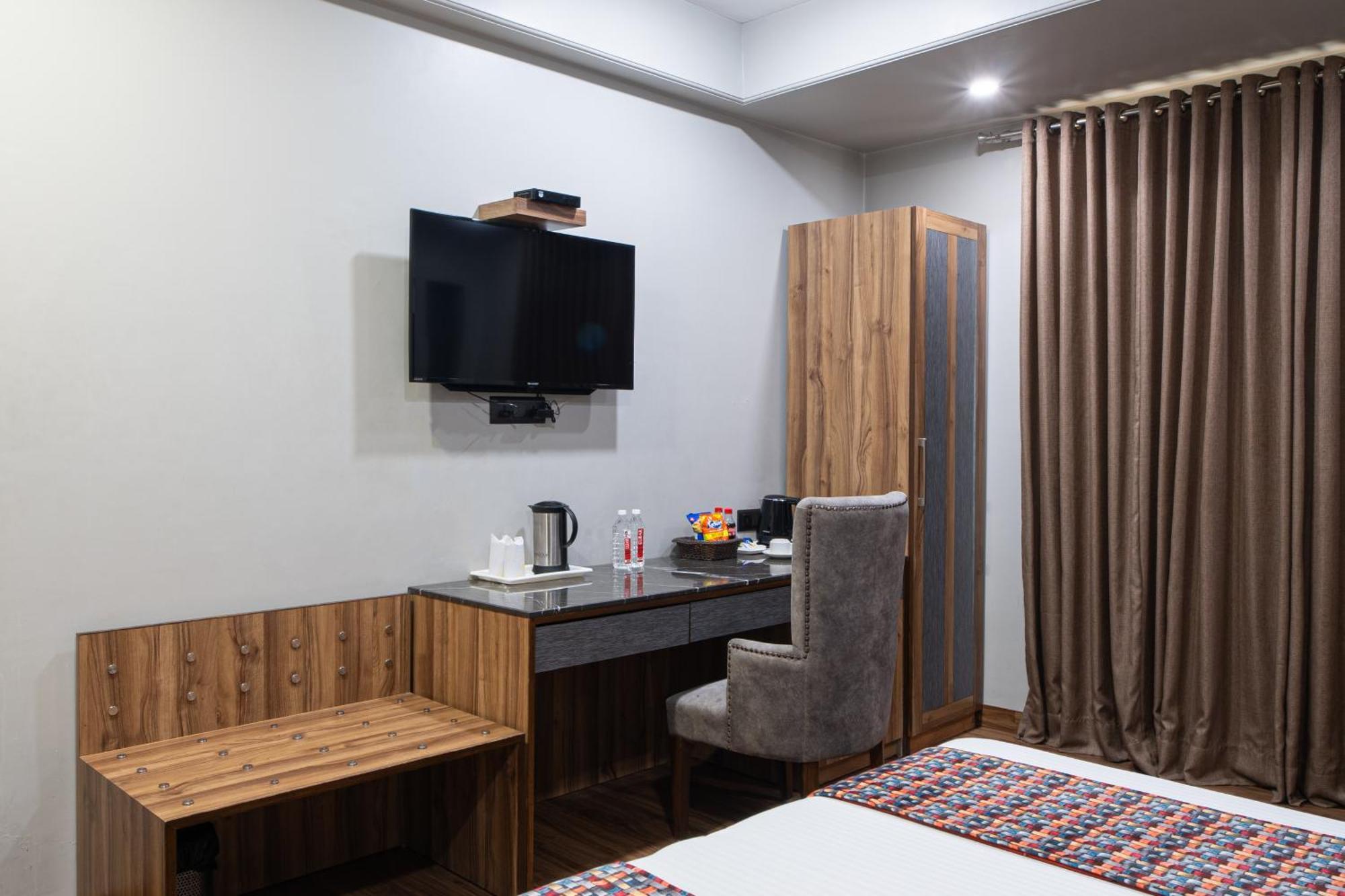 Hotel Sunstar Grand Delhi  Eksteriør billede