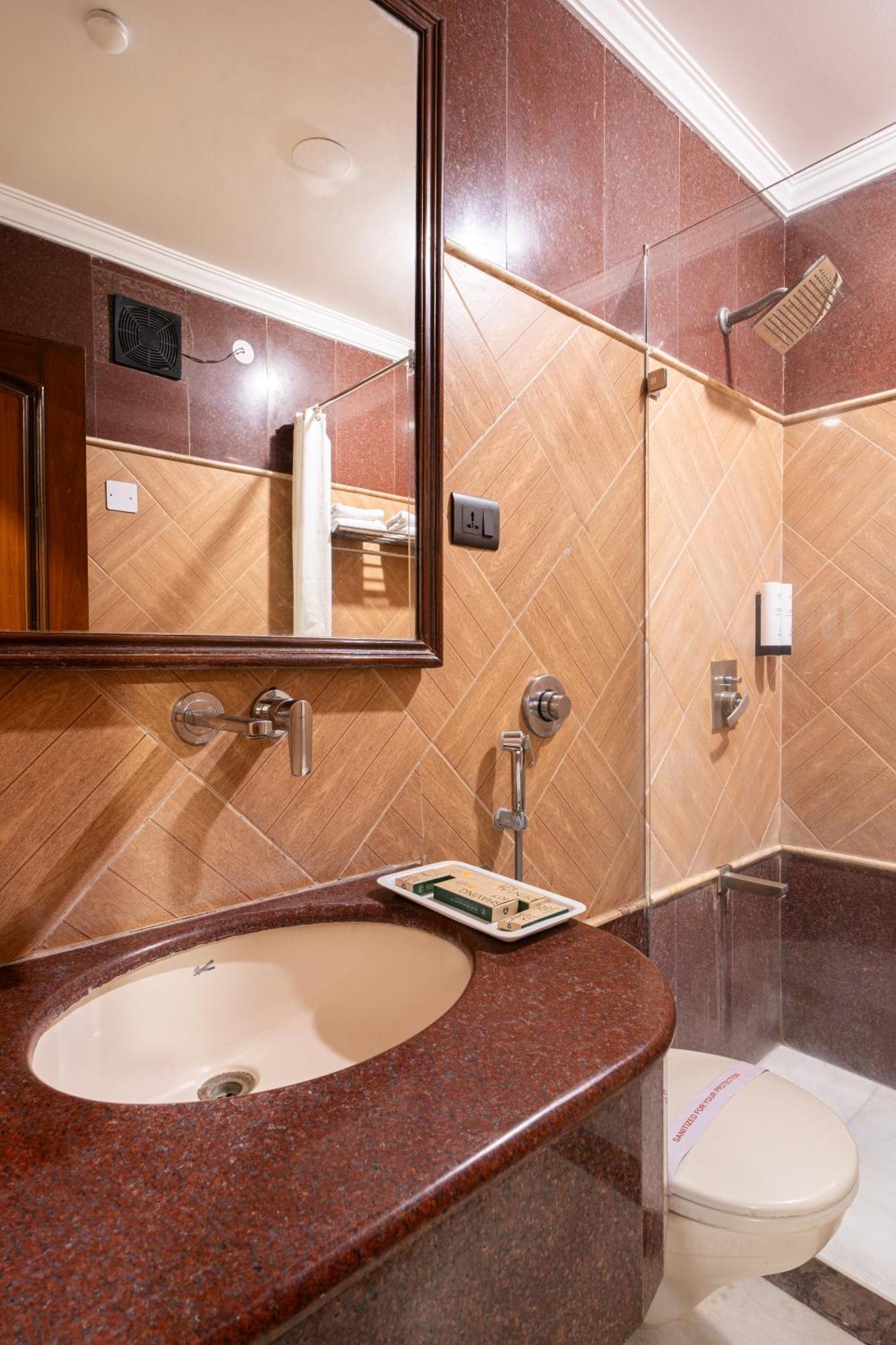 Hotel Sunstar Grand Delhi  Eksteriør billede