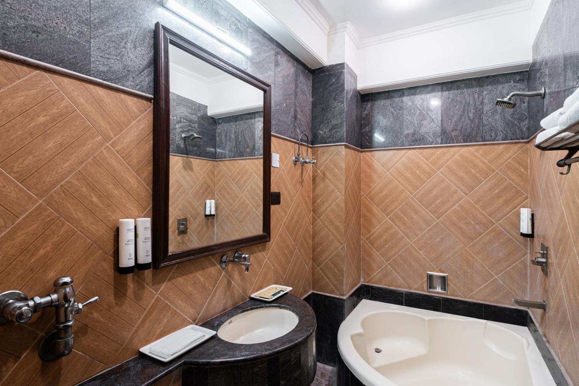 Hotel Sunstar Grand Delhi  Eksteriør billede