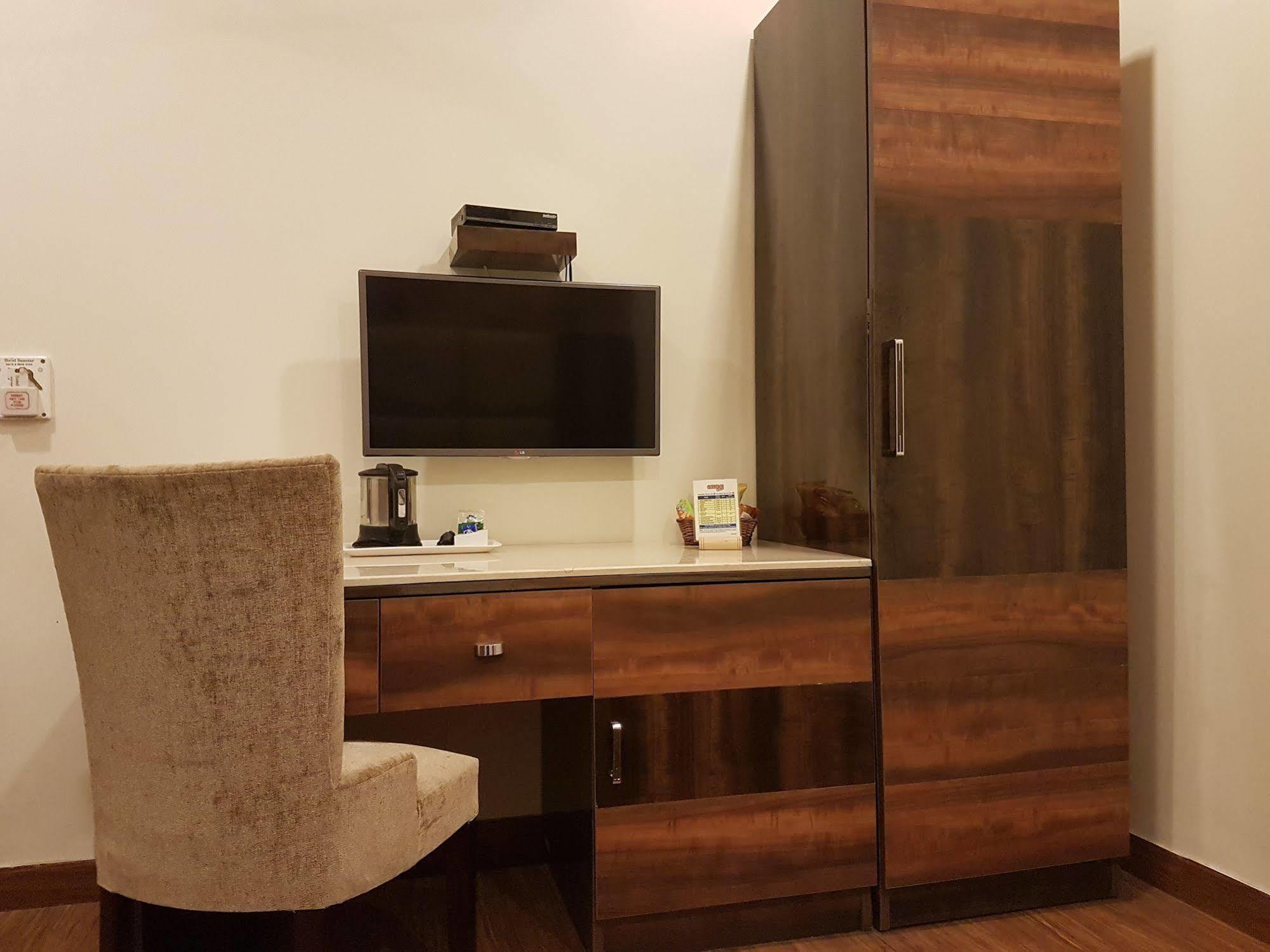 Hotel Sunstar Grand Delhi  Eksteriør billede