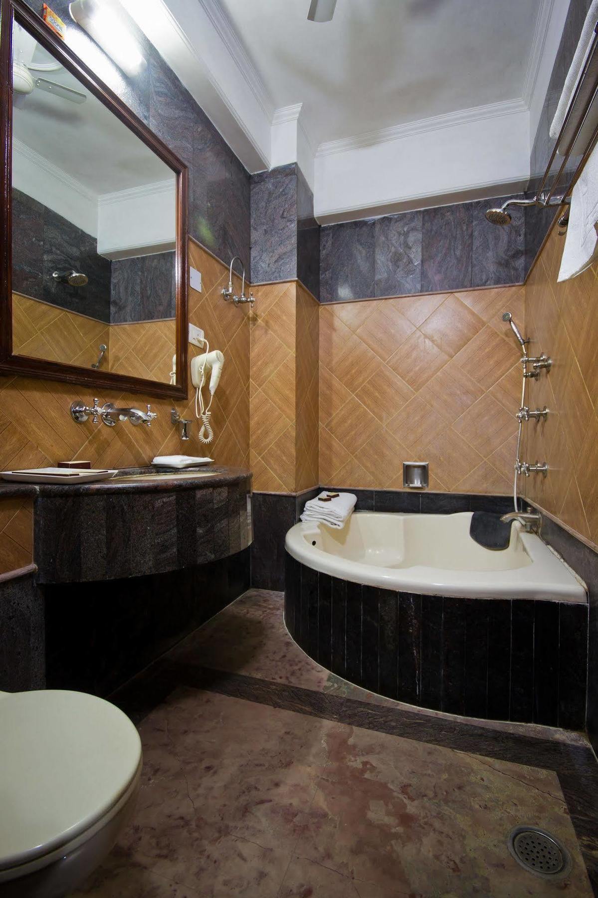 Hotel Sunstar Grand Delhi  Eksteriør billede